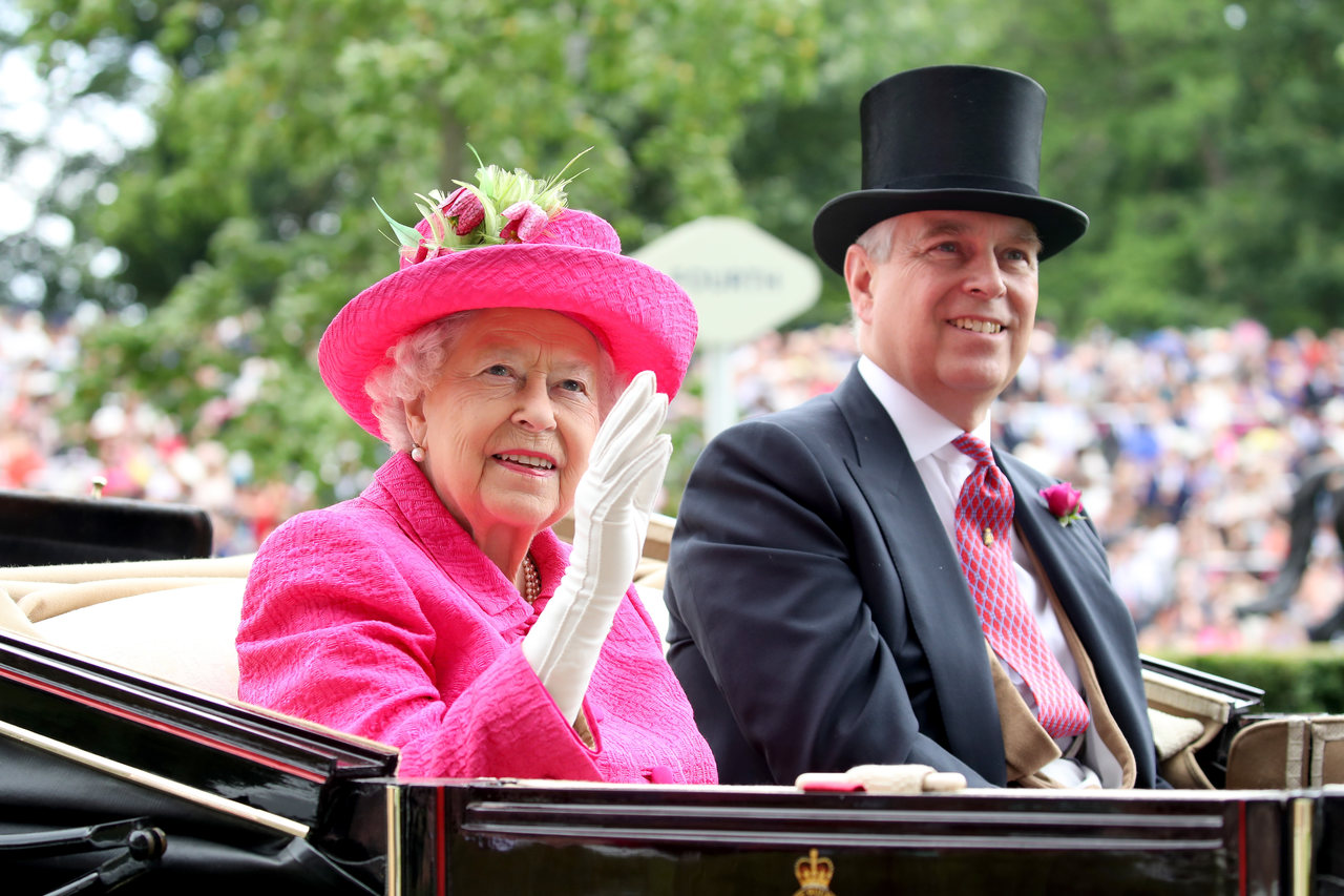 Rainha Isabel II reforça apoio ao filho depois da entrevista sobre Jeffrey Epstein