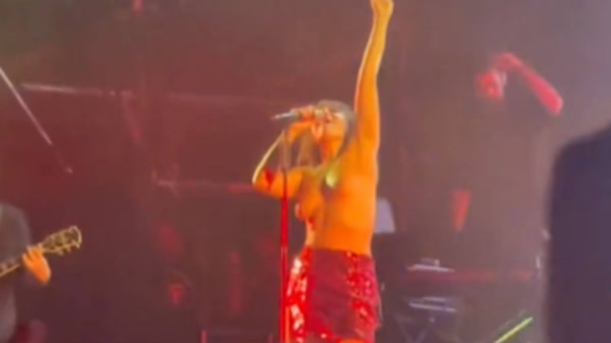Cantora espanhola atua em topless em nome das mulheres. “Ninguém pode tirar a dignidade da nossa nudez”