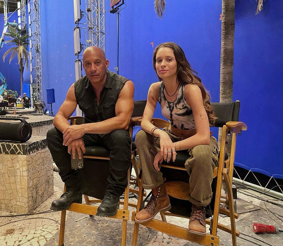Daniela Melchior conduz um carro de corrida ao lado de Vin Diesel no trailer do novo “Velocidade Furiosa”