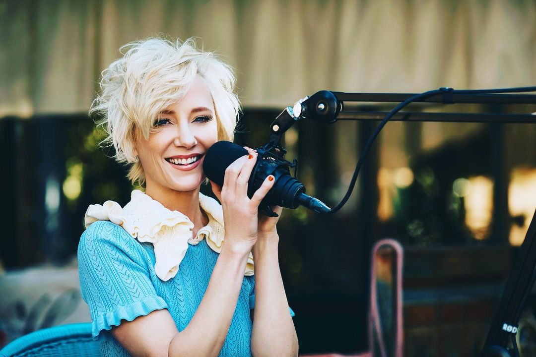 Depois de acidente grave, Anne Heche está estável. Sobrevivente de casa destruída está a receber ajuda