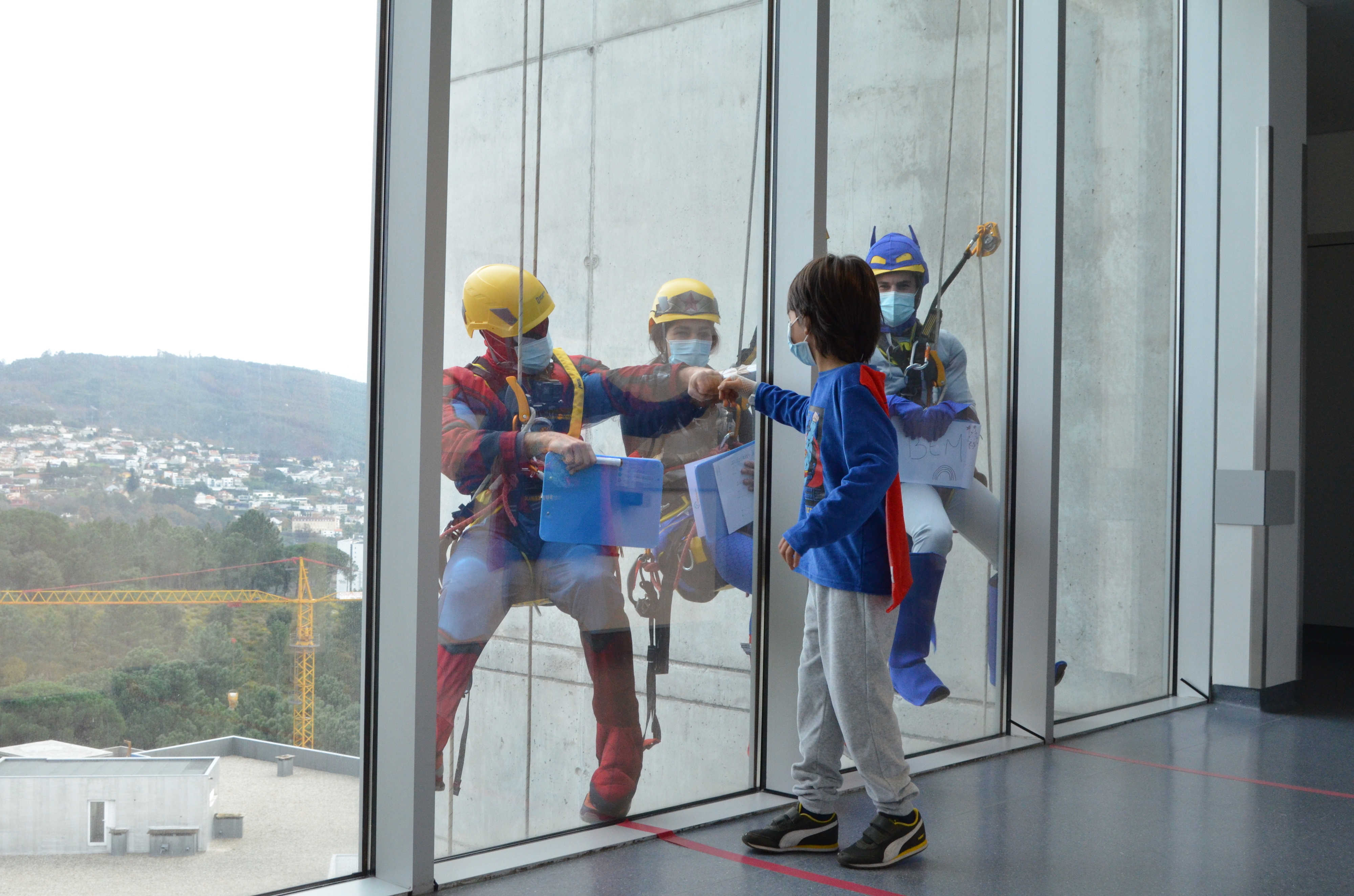 “Super-heróis” desceram as paredes do Hospital de Braga e deixaram presentes para as crianças internadas