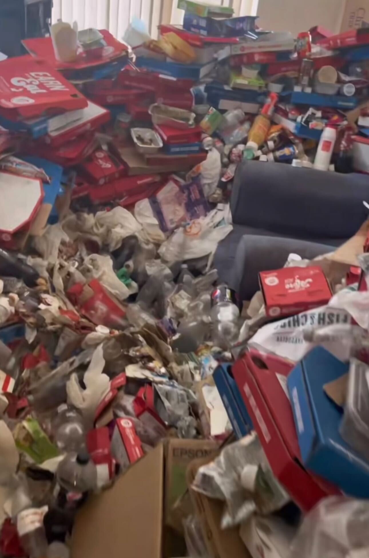 Este homem acumulou lixo durante 2 anos — e tinha a casa suja e cheia de embalagens até ao teto. Veja o vídeo