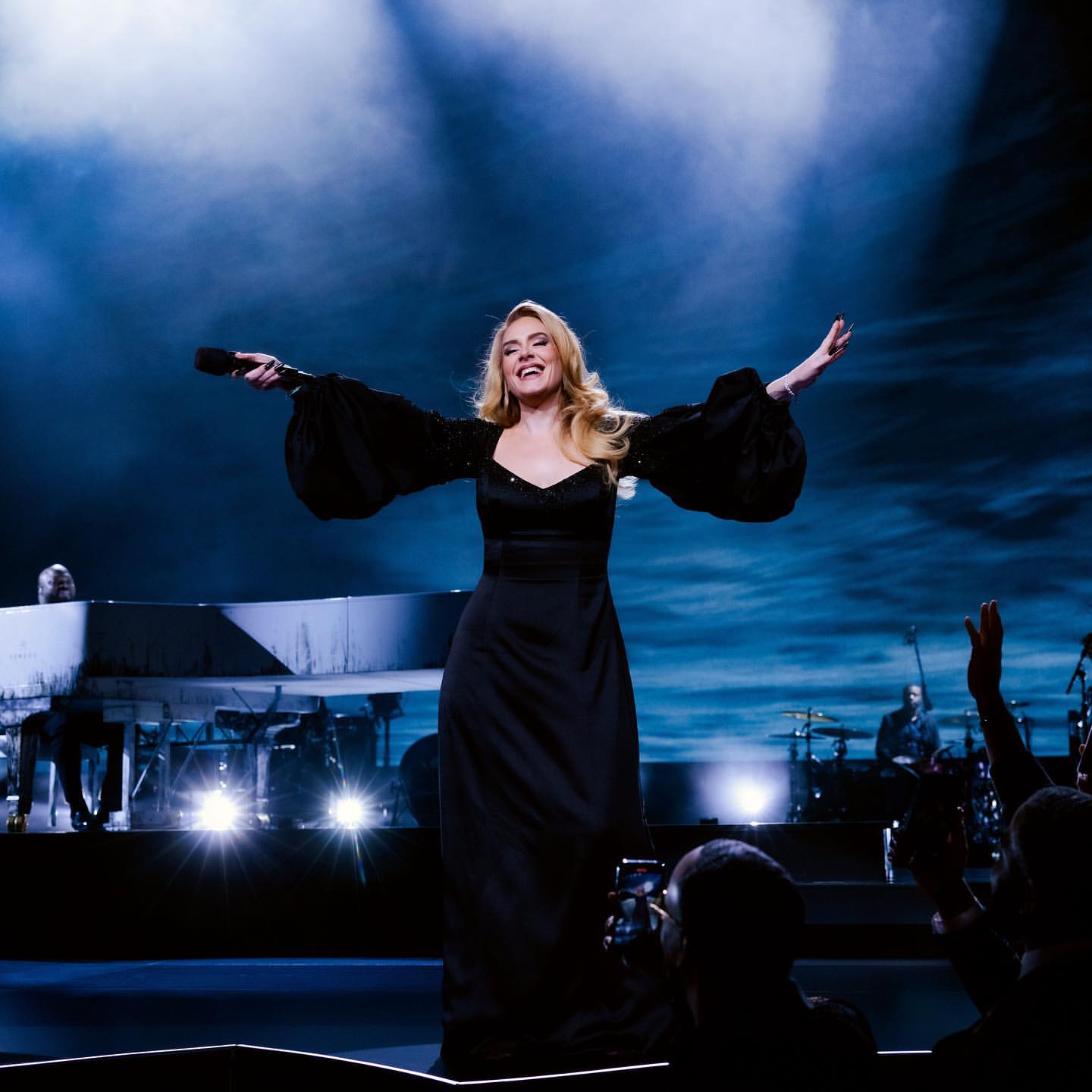 Adele forçada a adiar espetáculos devido a doença que afetou a voz. “Não tive oportunidade de recuperar a minha saúde”