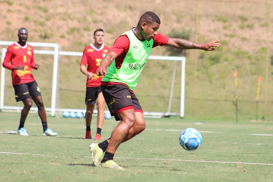 Jovem futebolista morto a tiro. Estava de férias quando foi baleado 10 vezes na rua