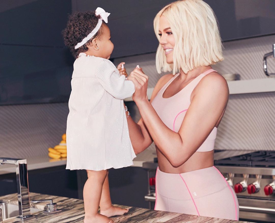 Khloé Kardashian criticada por fotografia da filha onde fala sobre calorias