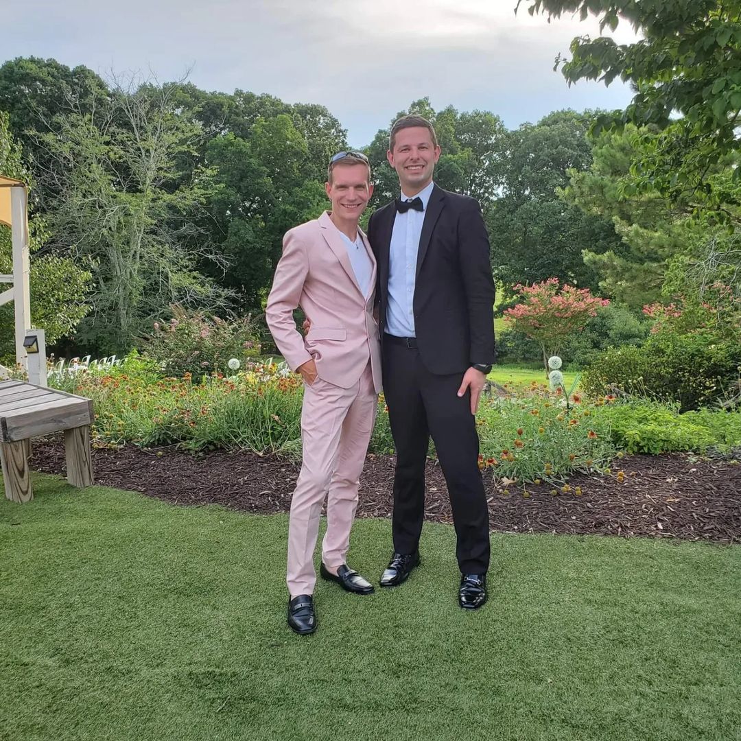 Casal que adotou dois menores acusado de abusar deles sexualmente. Até chegaram a prostituí-los