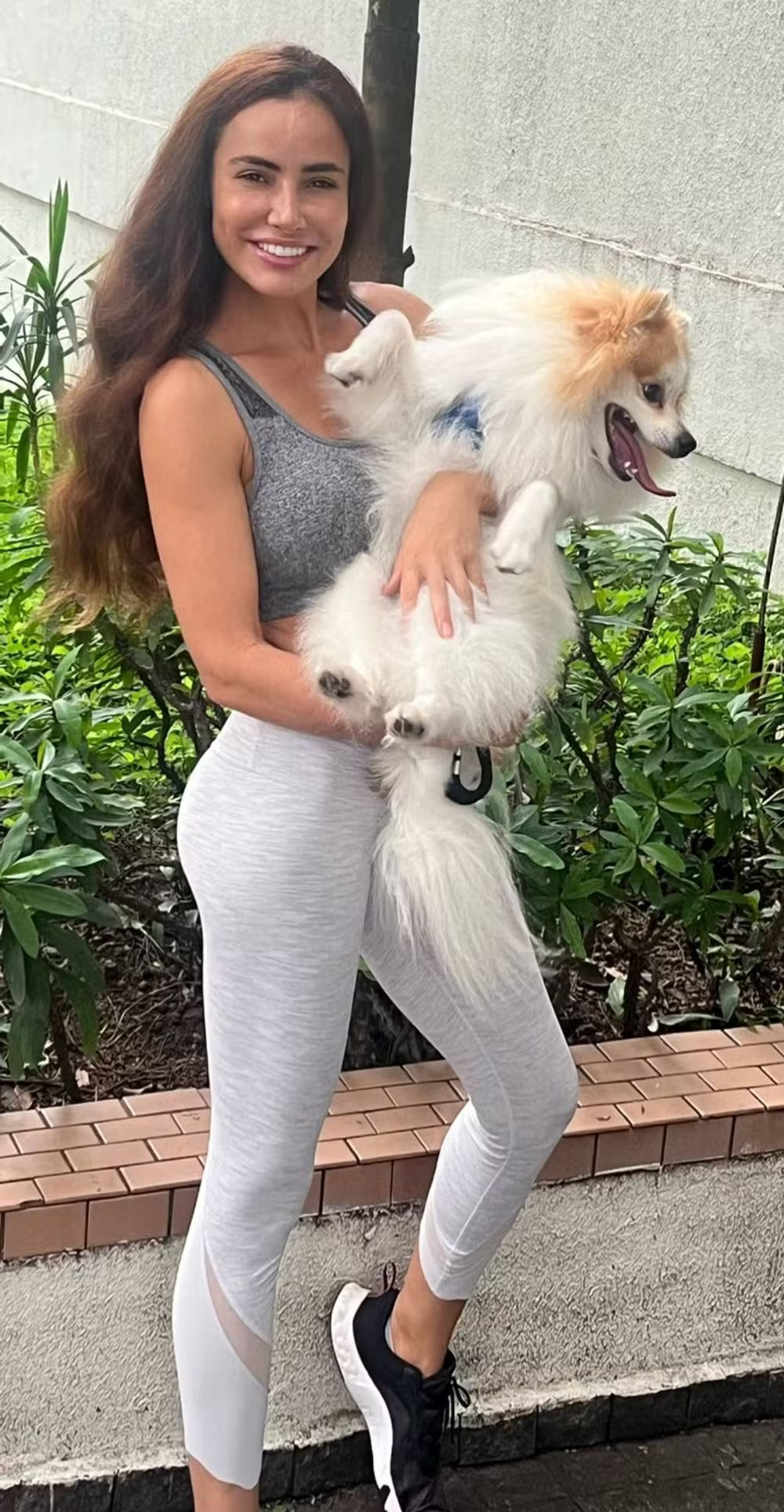 Influenciadora é criticada por adotar um cão em vez de ter filhos biológicos e por defender a “maternidade canina”