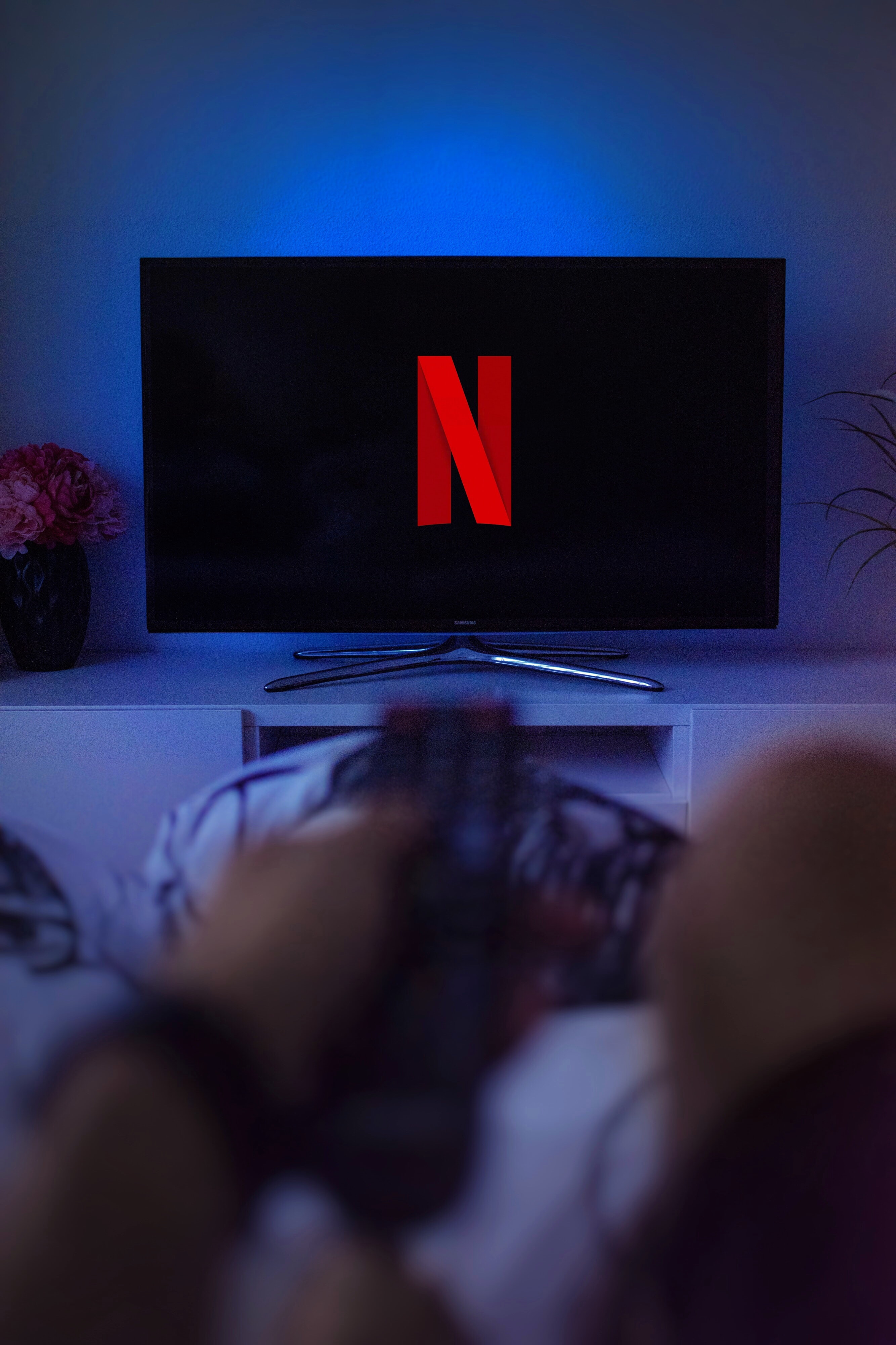 Psicóloga explica como adormecer a ver TV na cama pode estar a fazer-lhe muito mal à saúde