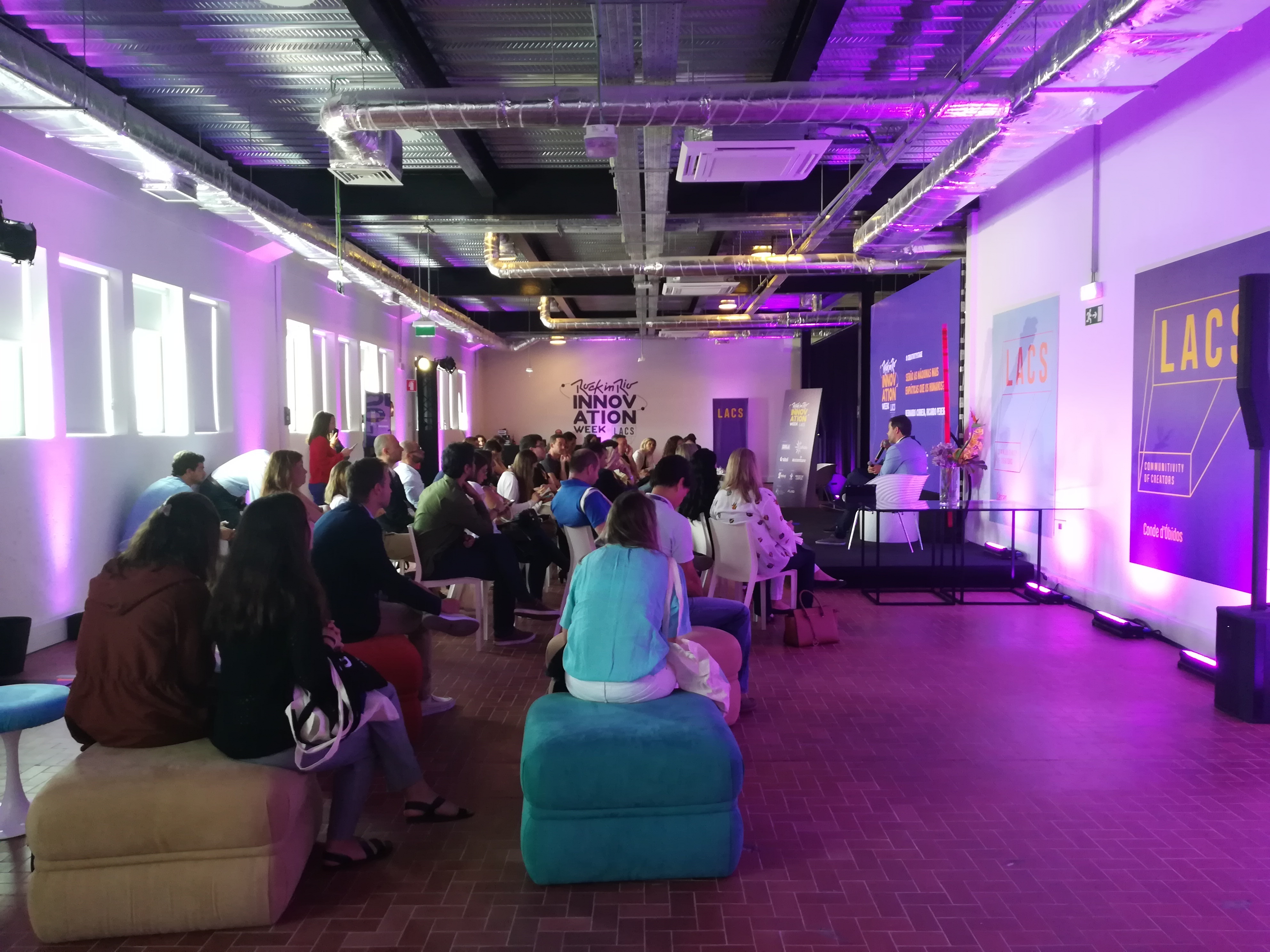 “Love”. A série de comédia sobre a relação improvável entre um totó e uma manipuladora