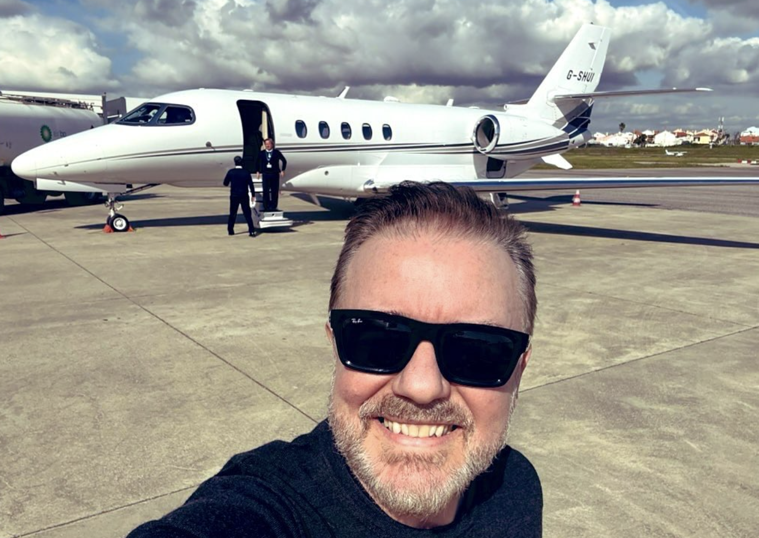 Ricky Gervais aterra em Lisboa e publica uma foto provocadora. A confusão está armada