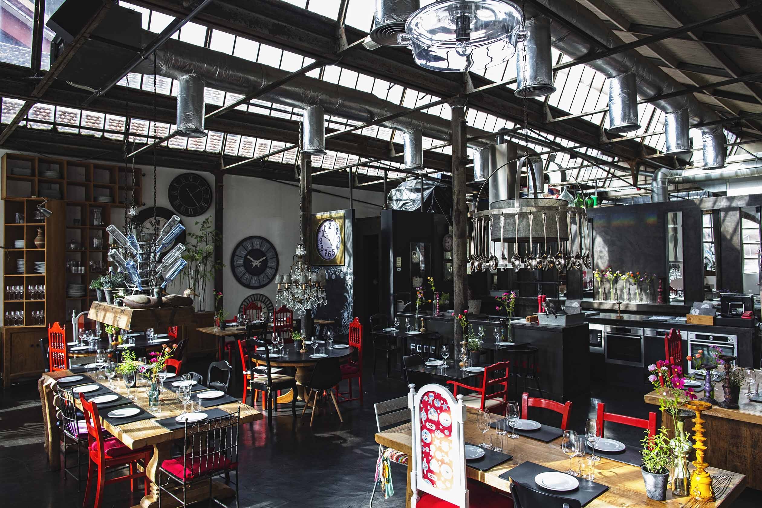 Ao fim de semana há brunch com bar aberto de cerveja e sonhos de bacalhau na LX Factory