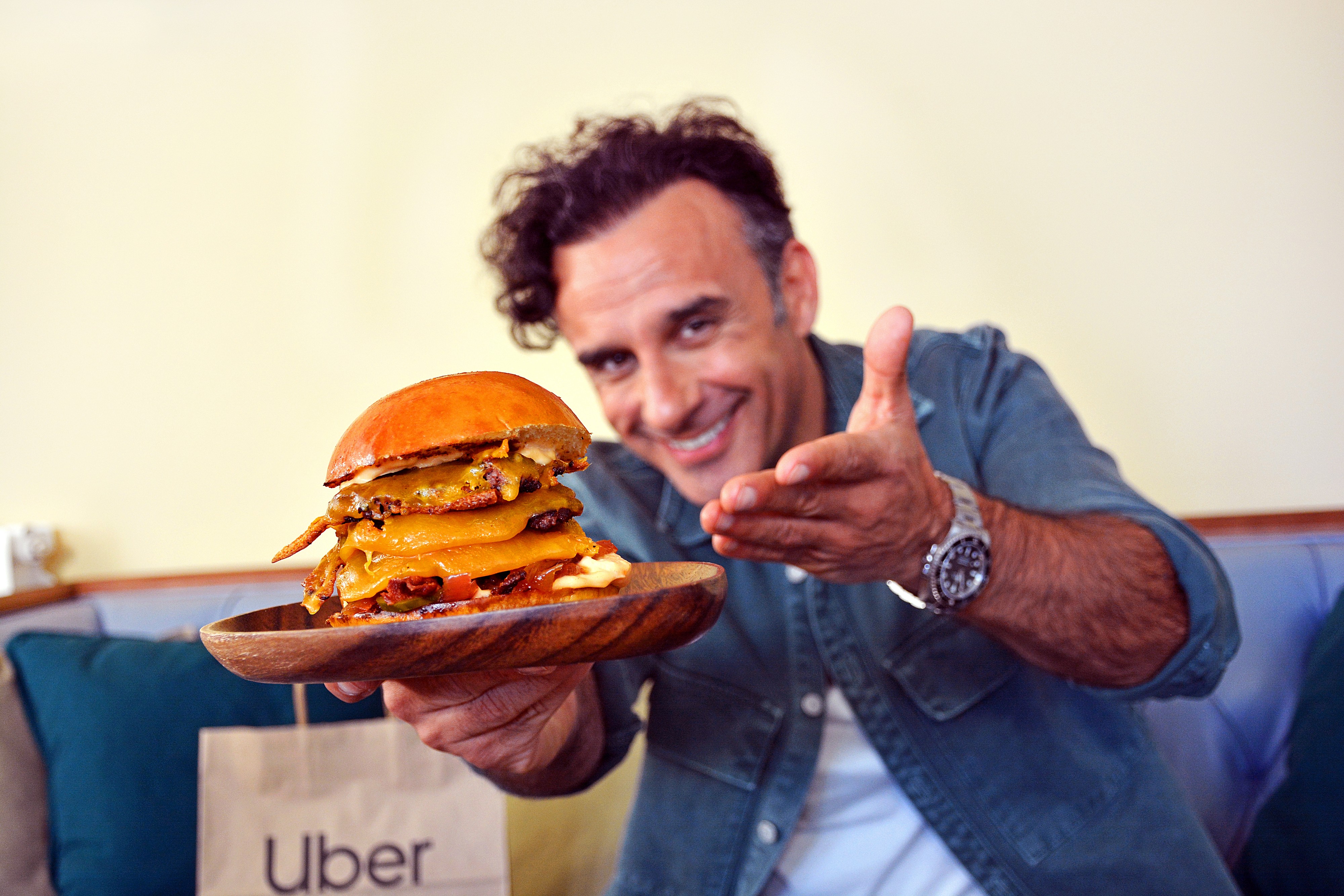 Comer Like a Lord sem pagar? Até dezembro, Rui Unas dá-lhe hambúrgueres grátis