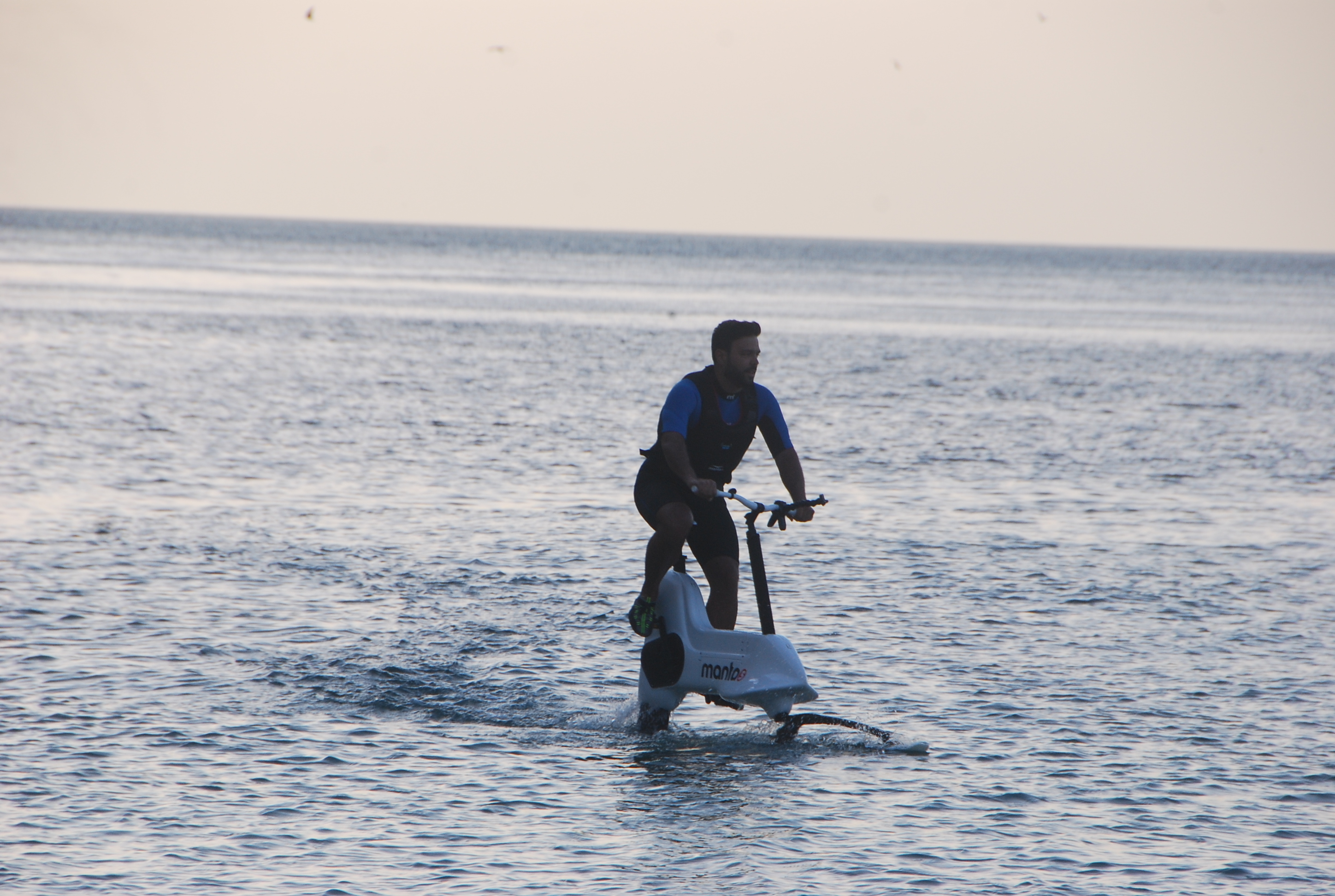 As praias do País vão ter uma nova atração. A bicicleta aquática já chegou a Portugal