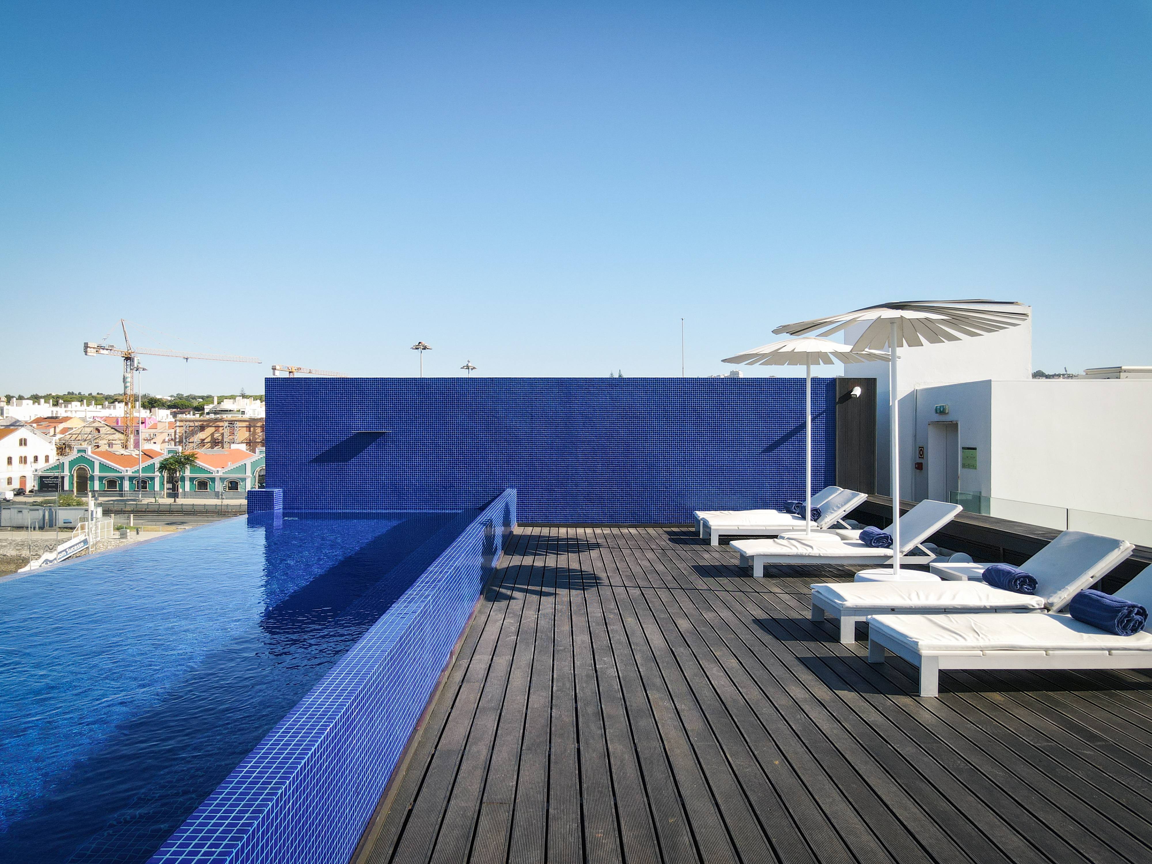 Nova piscina infinita do Altis Belém Hotel vai reabrir ao público e tem vista para o Tejo
