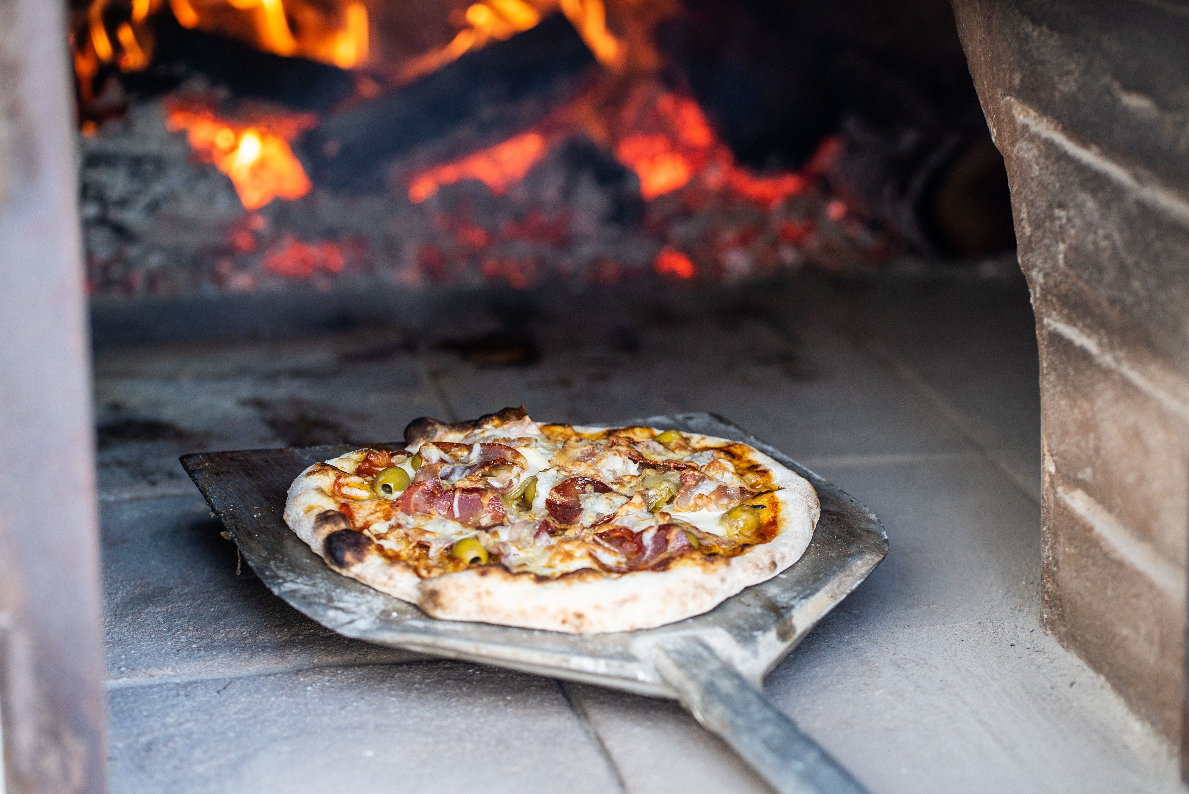 Pizza de massa mãe e 7 momentos gastronómicos ao pôr do sol alentejano. Saiba onde