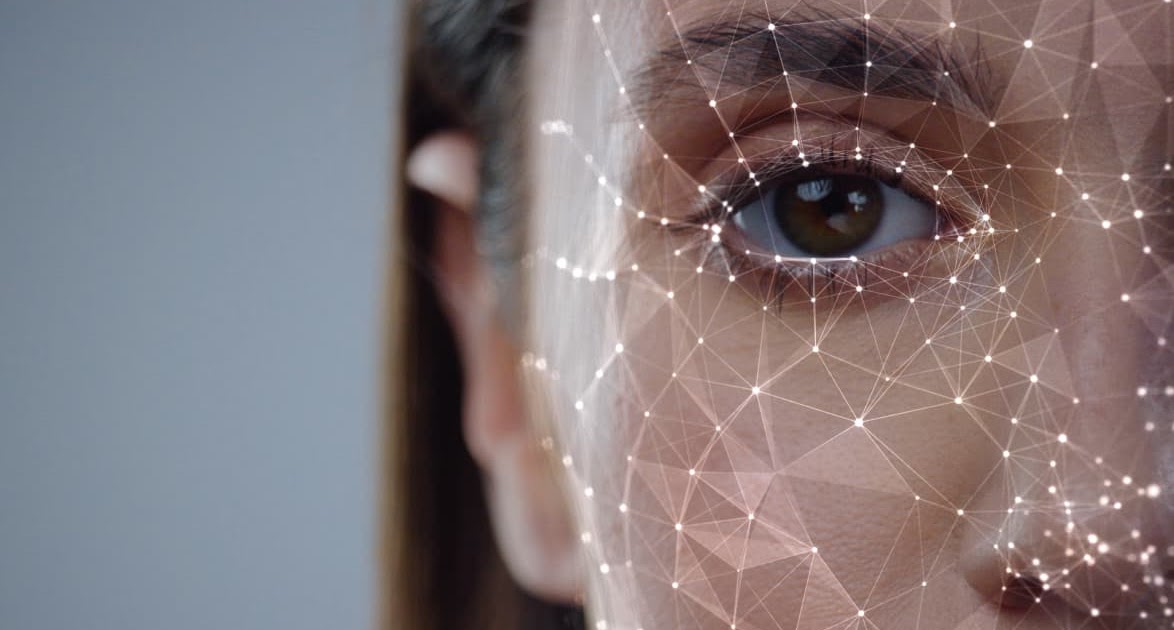 Espanha aprova multas pesadas para conteúdo gerado por IA que não esteja devidamente identificado