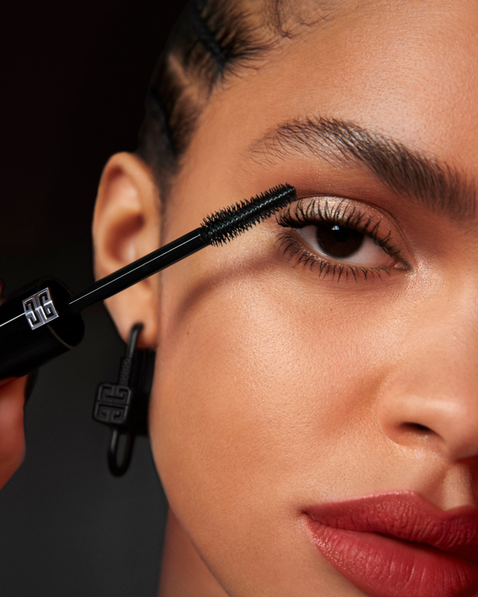 Esta nova máscara promete pestanas mais longas e volumosas durante 24 horas (e está com desconto)