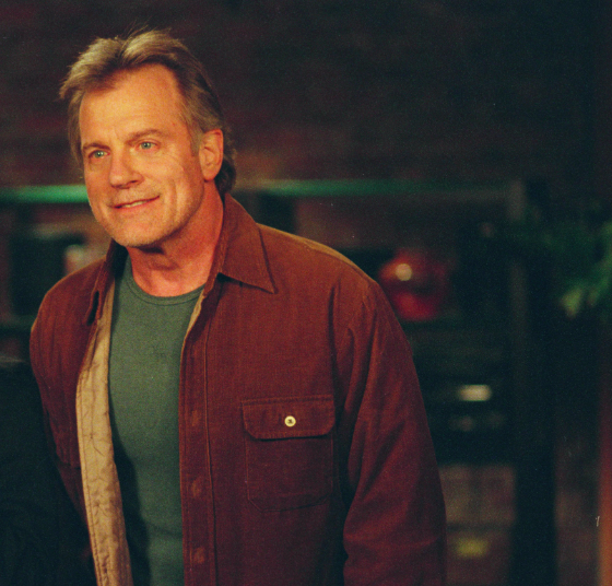 Ator de Hollywood de 77 anos casa com fã 40 anos mais nova (depois de ter admitido que abusou de menores)