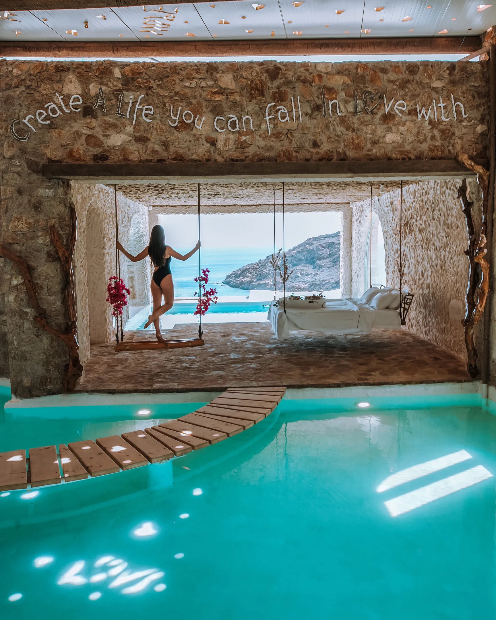 Calilo. Das suites luxuosas à vista para o mar, espreite o refúgio grego das férias dos Explorerssaurus