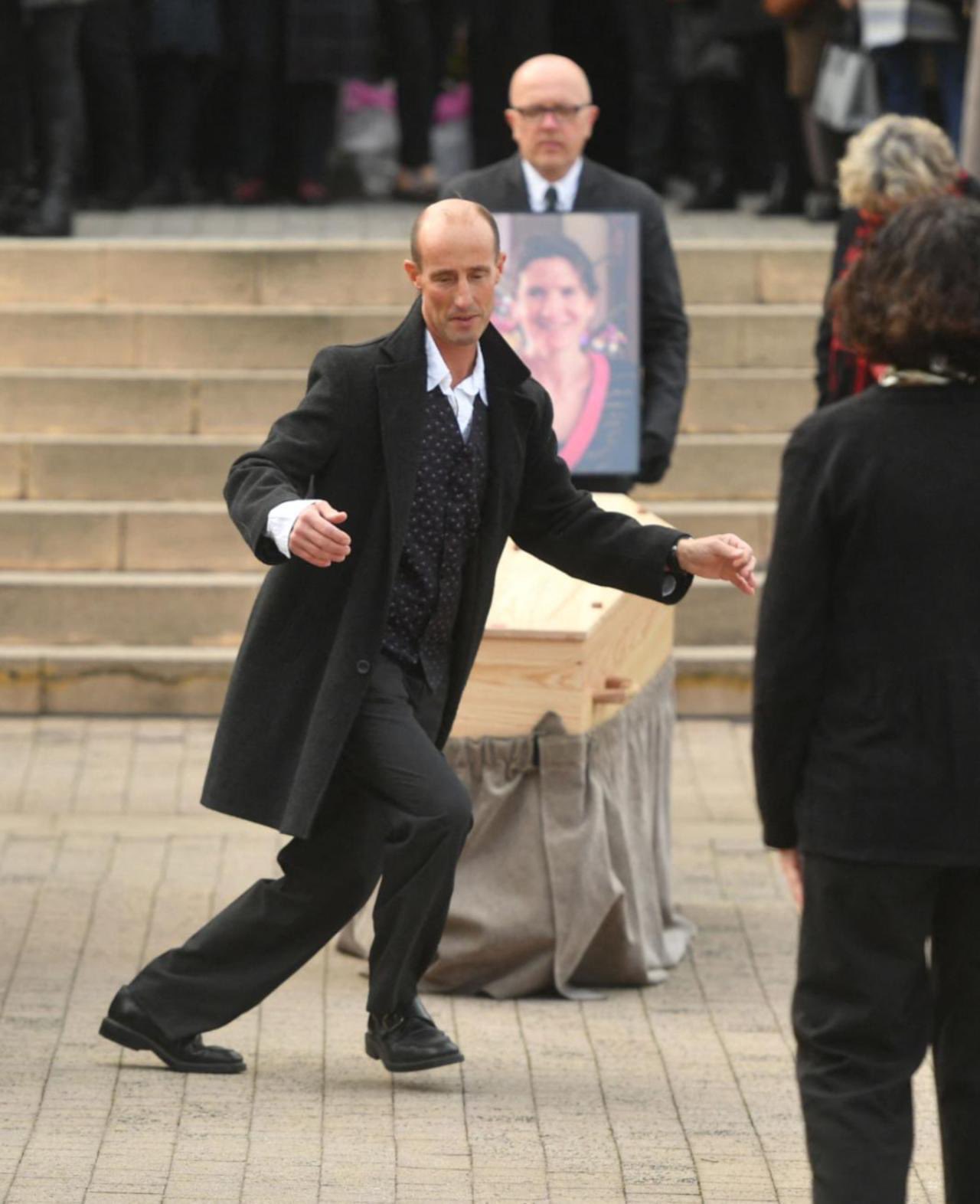 Homem faz última dança à frente do caixão da mulher, assassinada por um aluno. Veja o vídeo comovente