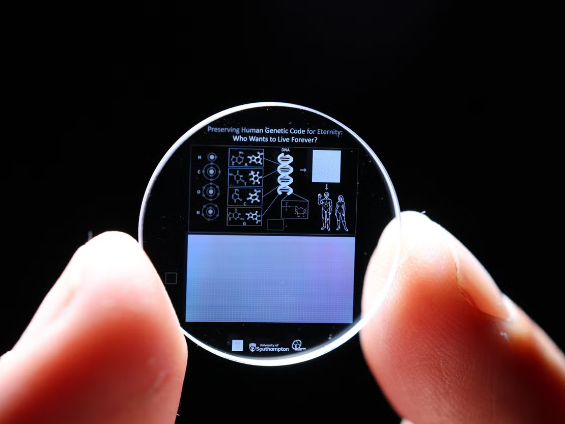 Cristais de memória de vidro 5D prometem armazenar 360 TB num disco de 5 polegadas