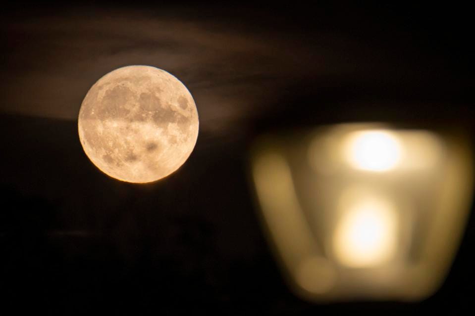 De uma superlua à passagem do cometa 3I/ATLAS: O que observar no céu noturno em dezembro?