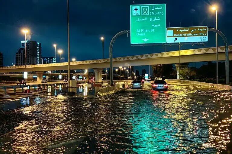 Afinal, também chove no Dubai. Nas últimas 24 horas, choveu o equivalente a 2 anos