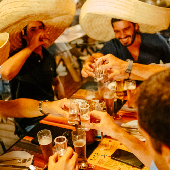 Estes workshops de dança latina (como samba e salsa) só custam 10€ — e ainda recebe uma margarita