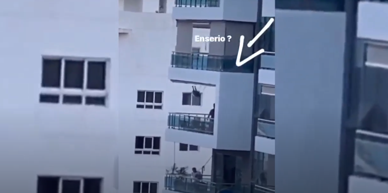 Este é o vídeo mais chocante que vai ver hoje: pai empurra baloiço da filha para fora de uma varanda