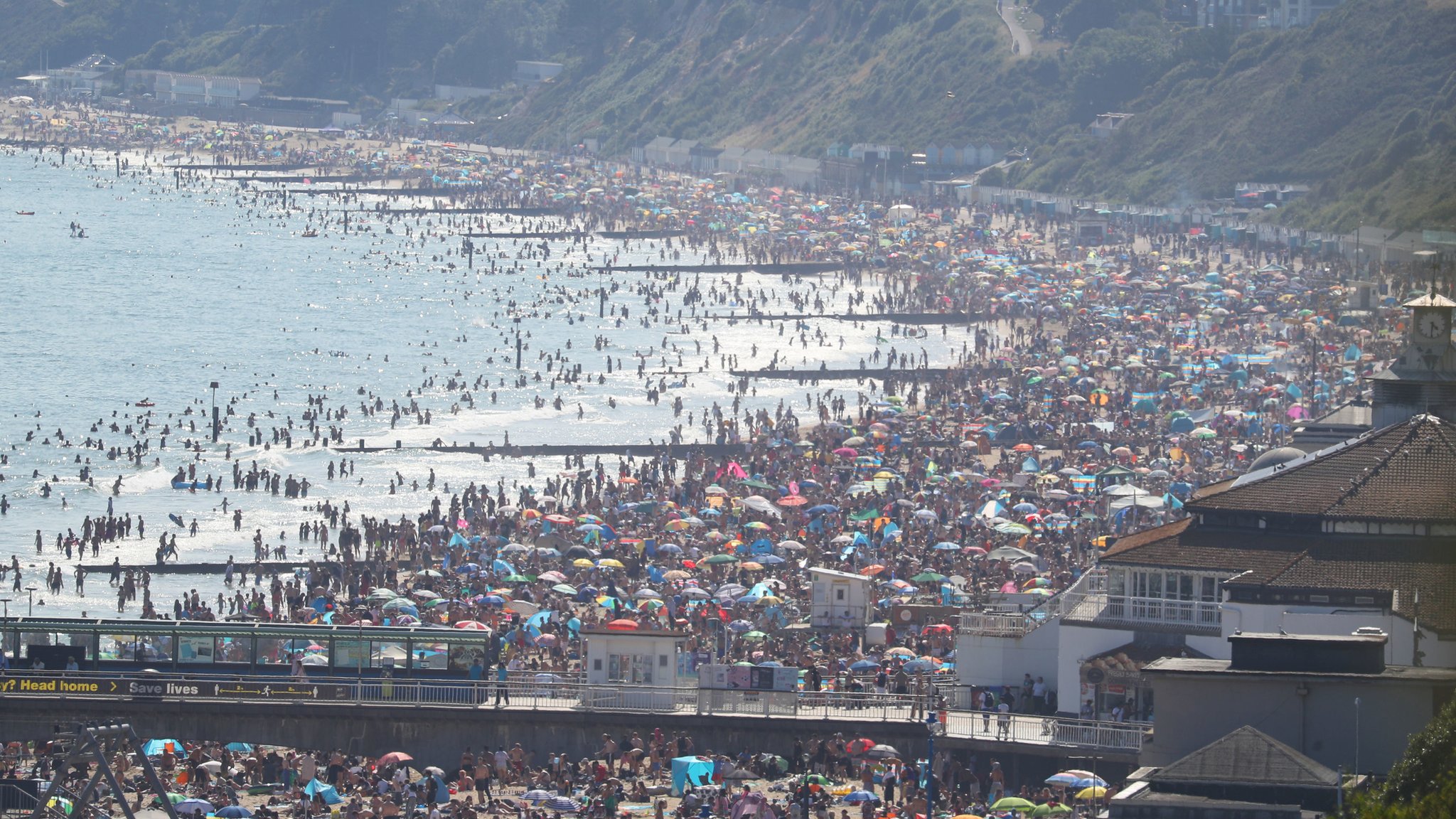 500 mil pessoas invadem as praias de Dorset no dia mais quente do ano e as autoridades ameaçam encerrá-las