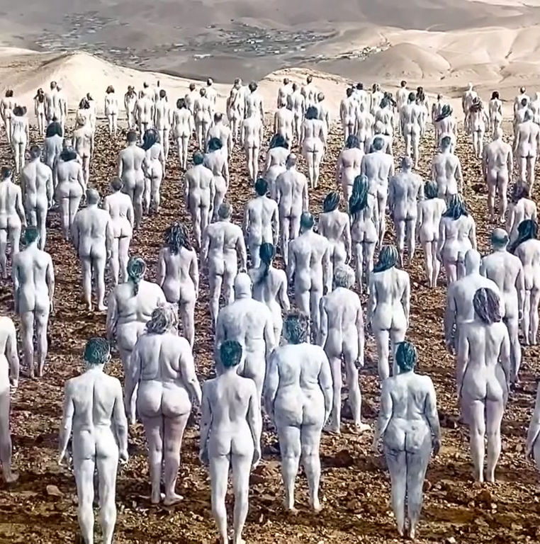 Esta fotografia de uma multidão nua junto ao Mar Morto quer alertar para as alterações climáticas