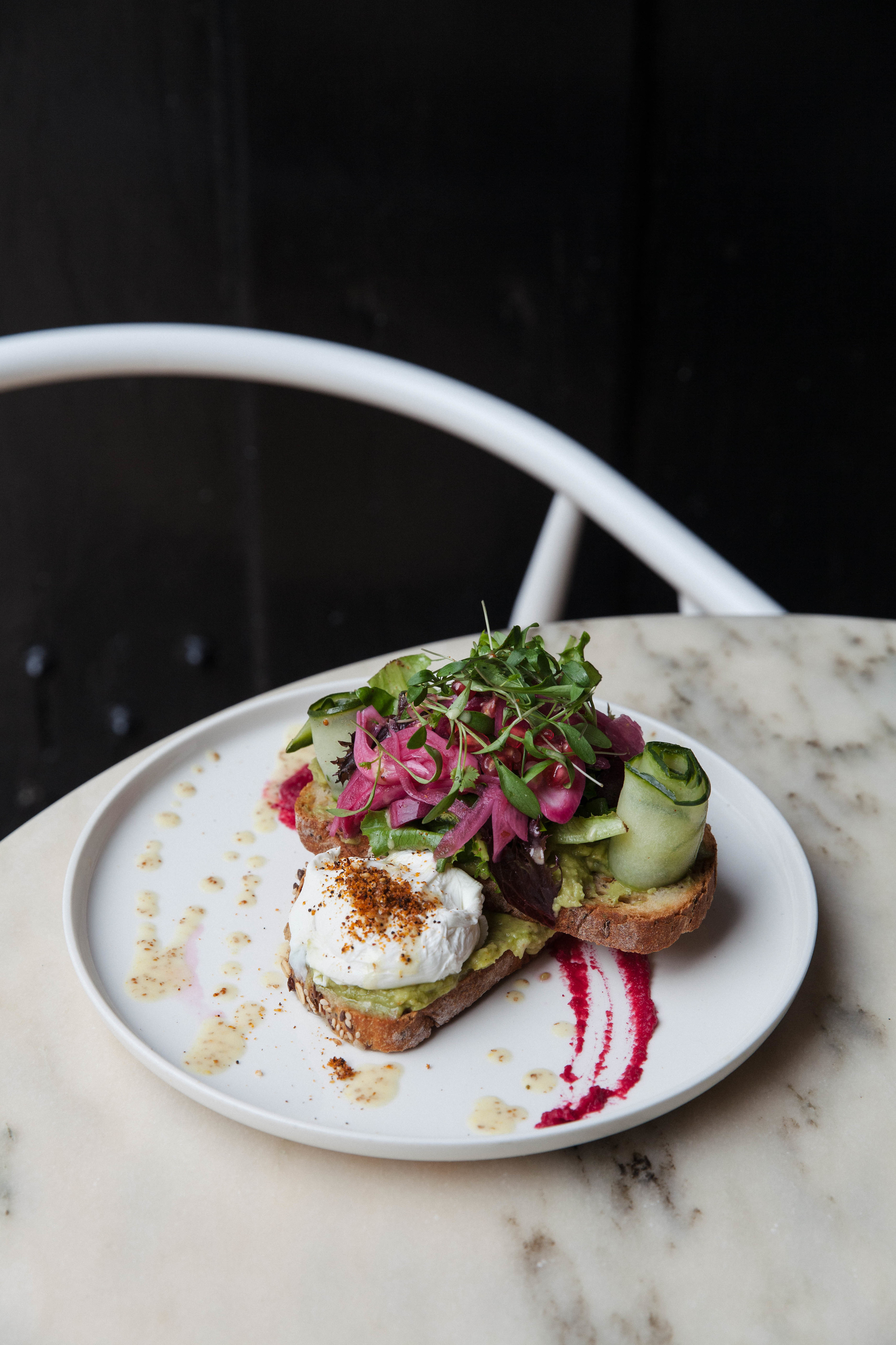 No novo Dear Breakfast há história, cor e tostas de abacate — mas preferimos ovos Florentine