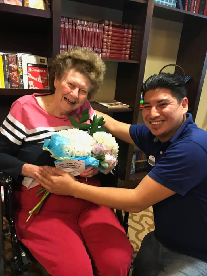 Casal cancela casamento por causa do COVID-19 e distribui as flores pelos vizinhos