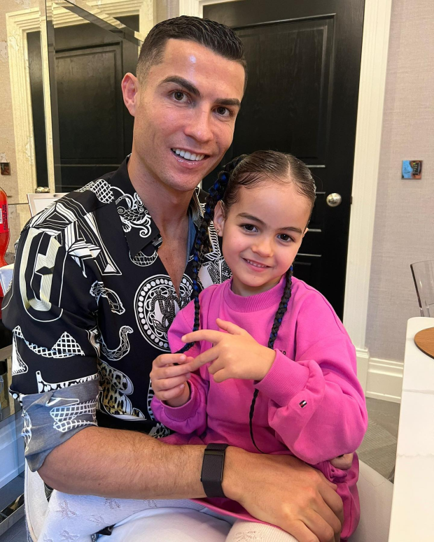 Filha de Cristiano Ronaldo já dá uns toques no árabe. Veja o vídeo fofinho de Alana Martina