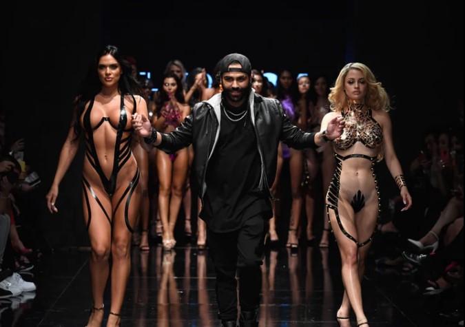 Modelos desfilam com o corpo tapado apenas com fita adesiva na Semana da Moda de Nova Iorque