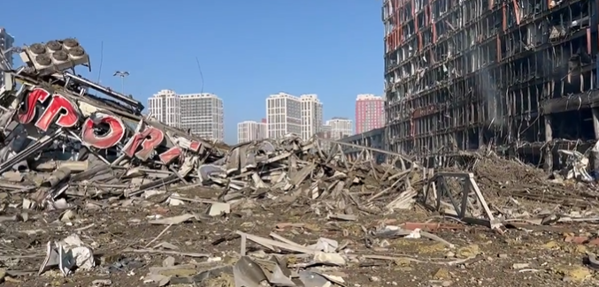 Guerra na Ucrânia. Bombardeamento a centro comercial em Kiev faz pelo menos oito mortos