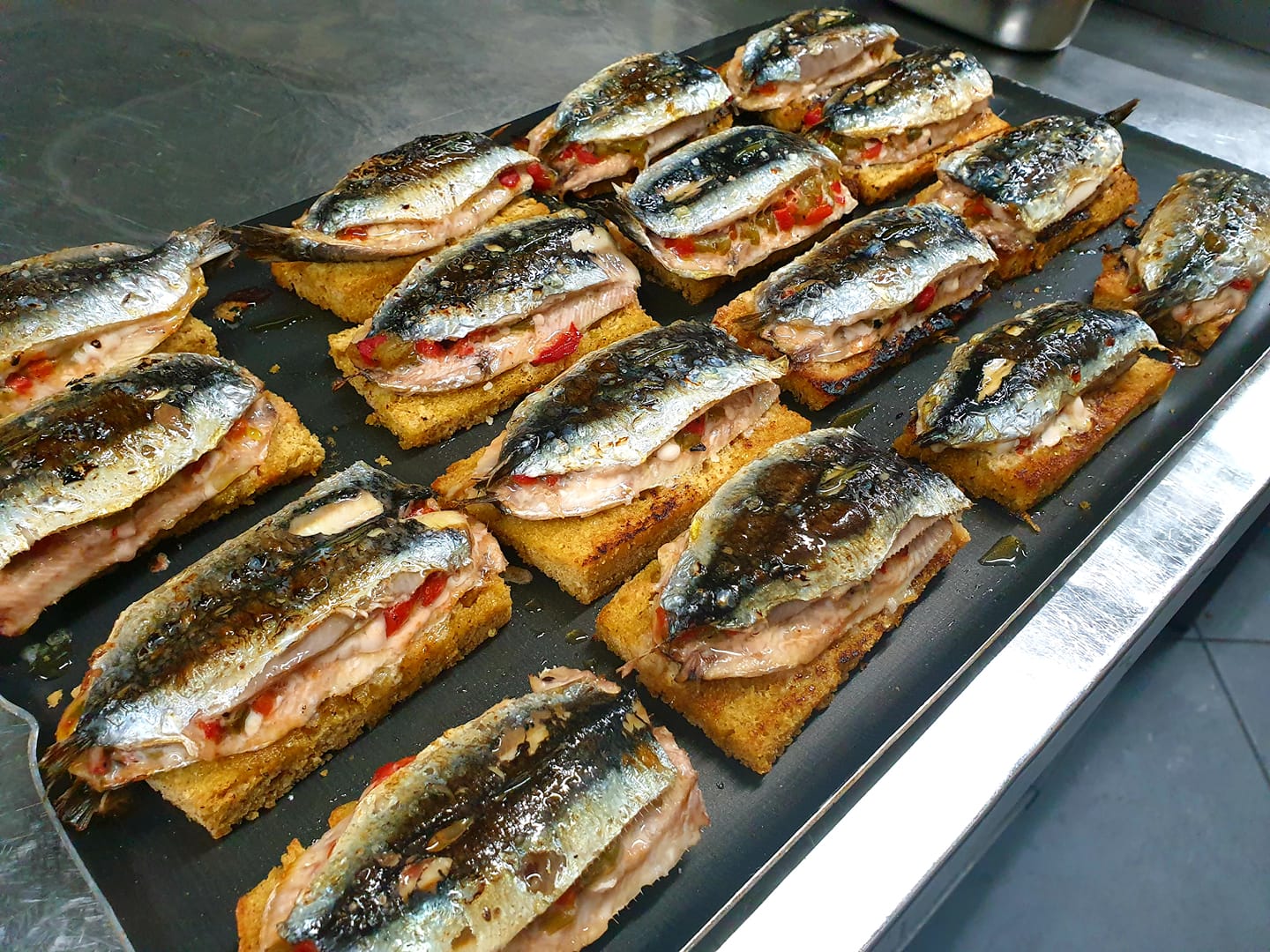 Rissóis de sardinha, mini francesinhas e lapas. Sexta-feira é dia de petiscar na Galeria do Largo
