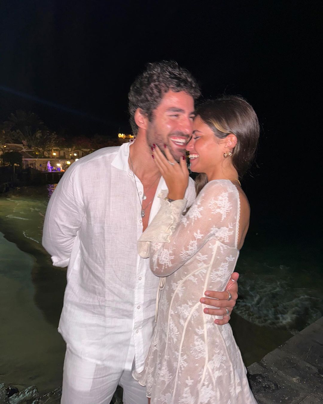 De férias em Cabo Verde com Luisinha Oliveira, José Condessa exibe novo visual. Veja as fotos