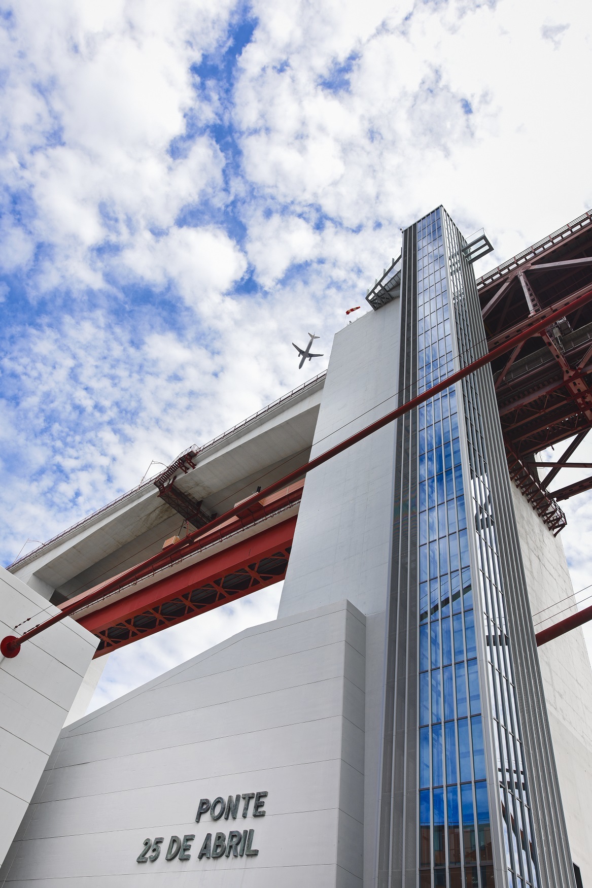 Pode ver a lua, o Tejo, Lisboa e Almada até à meia-noite no Miradouro da ponte 25 de Abril