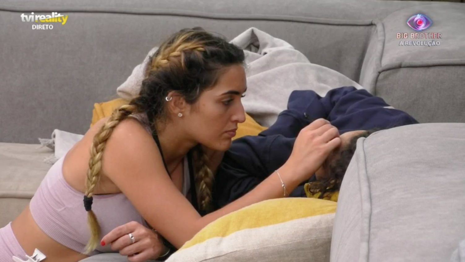 “BB – A Revolução”. Zena explica-se a Jéssica F. sobre relação com Renato: “Vocês têm de confiar um no outro”