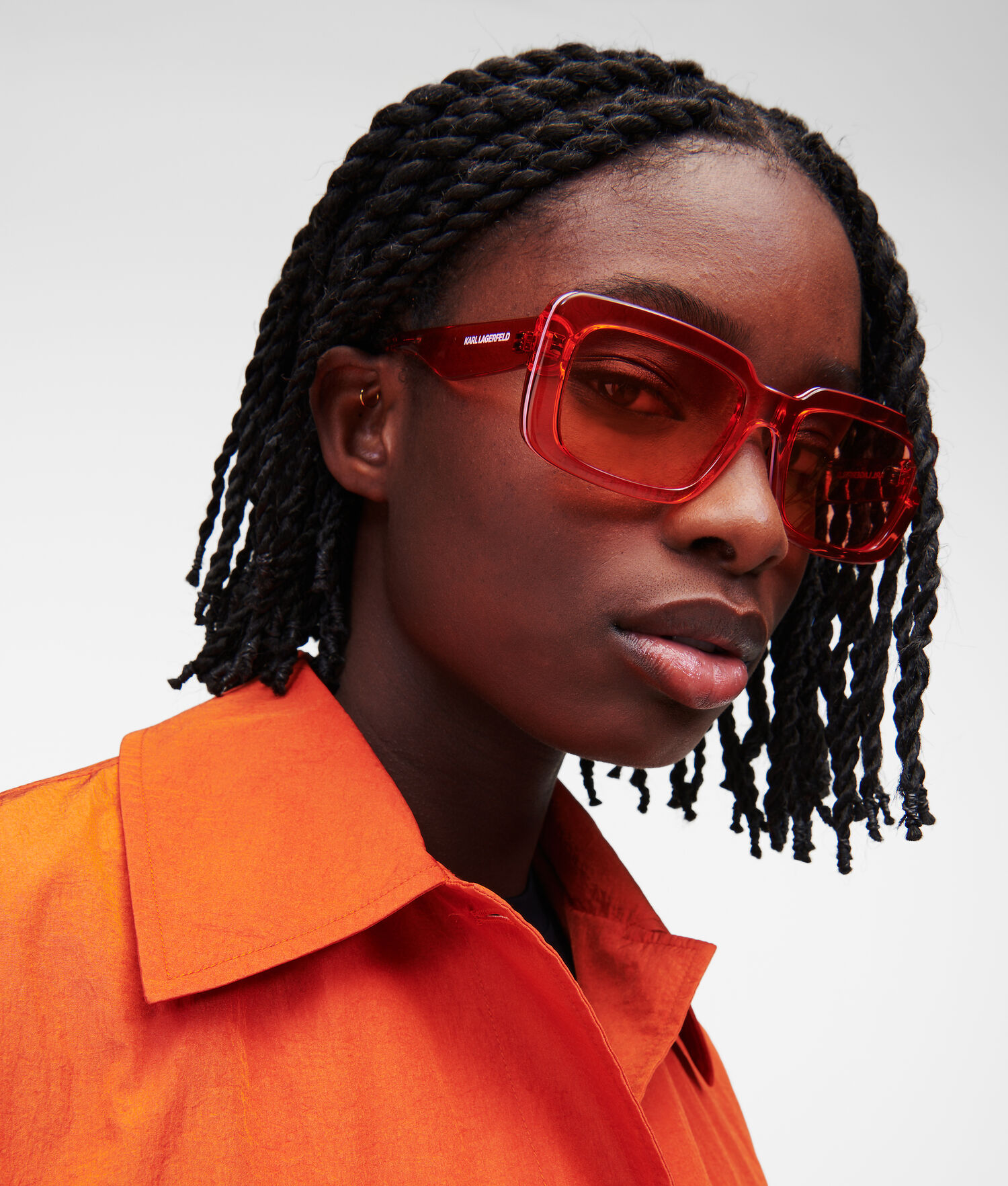 Coloridos e perfeitos para todos os géneros. Espreite a nova coleção de óculos de sol da Karl Lagerfeld