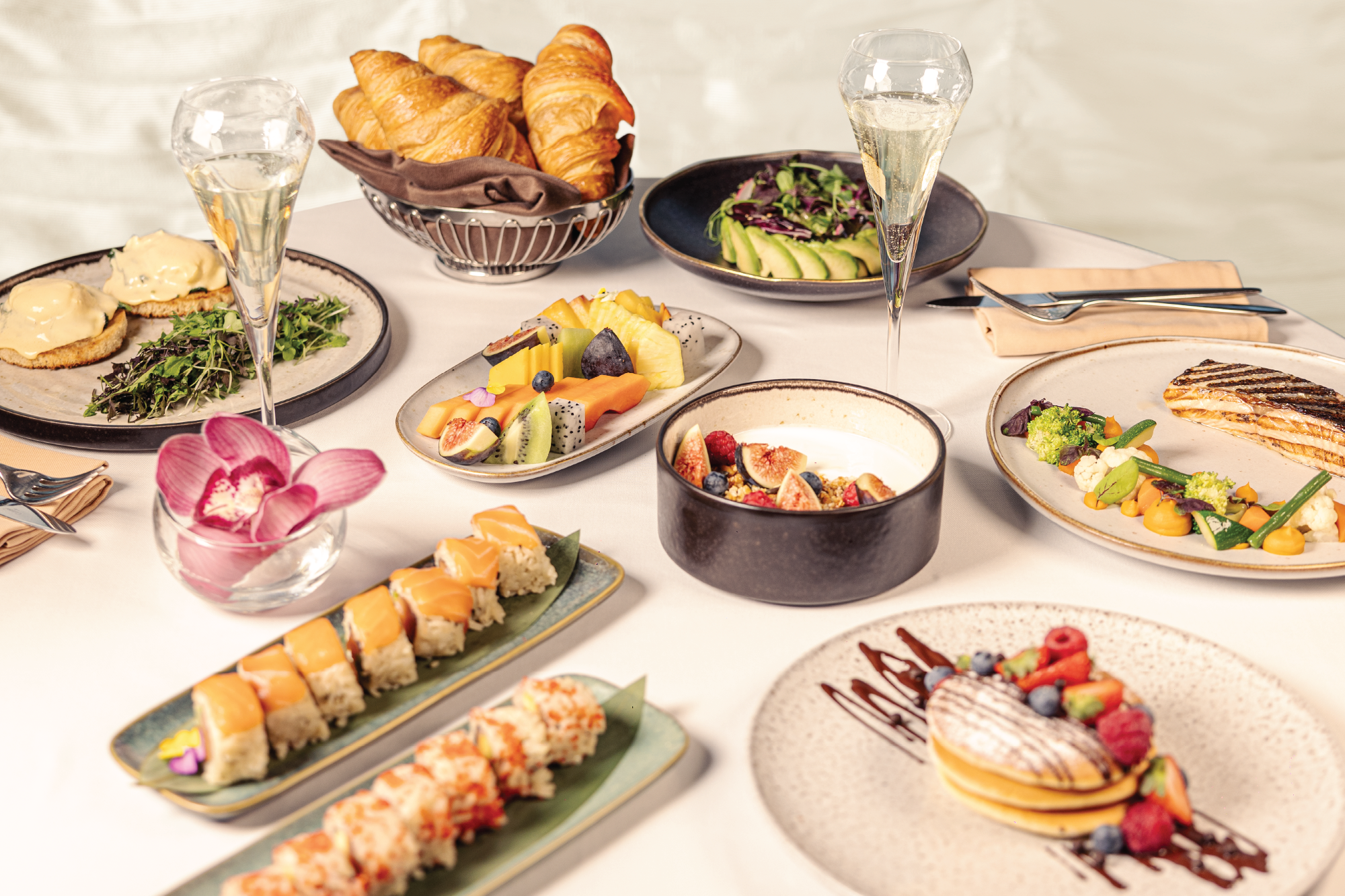 Atenção, fãs de buffet. Este brunch épico da capital está de volta (com estações ao vivo de sushi)