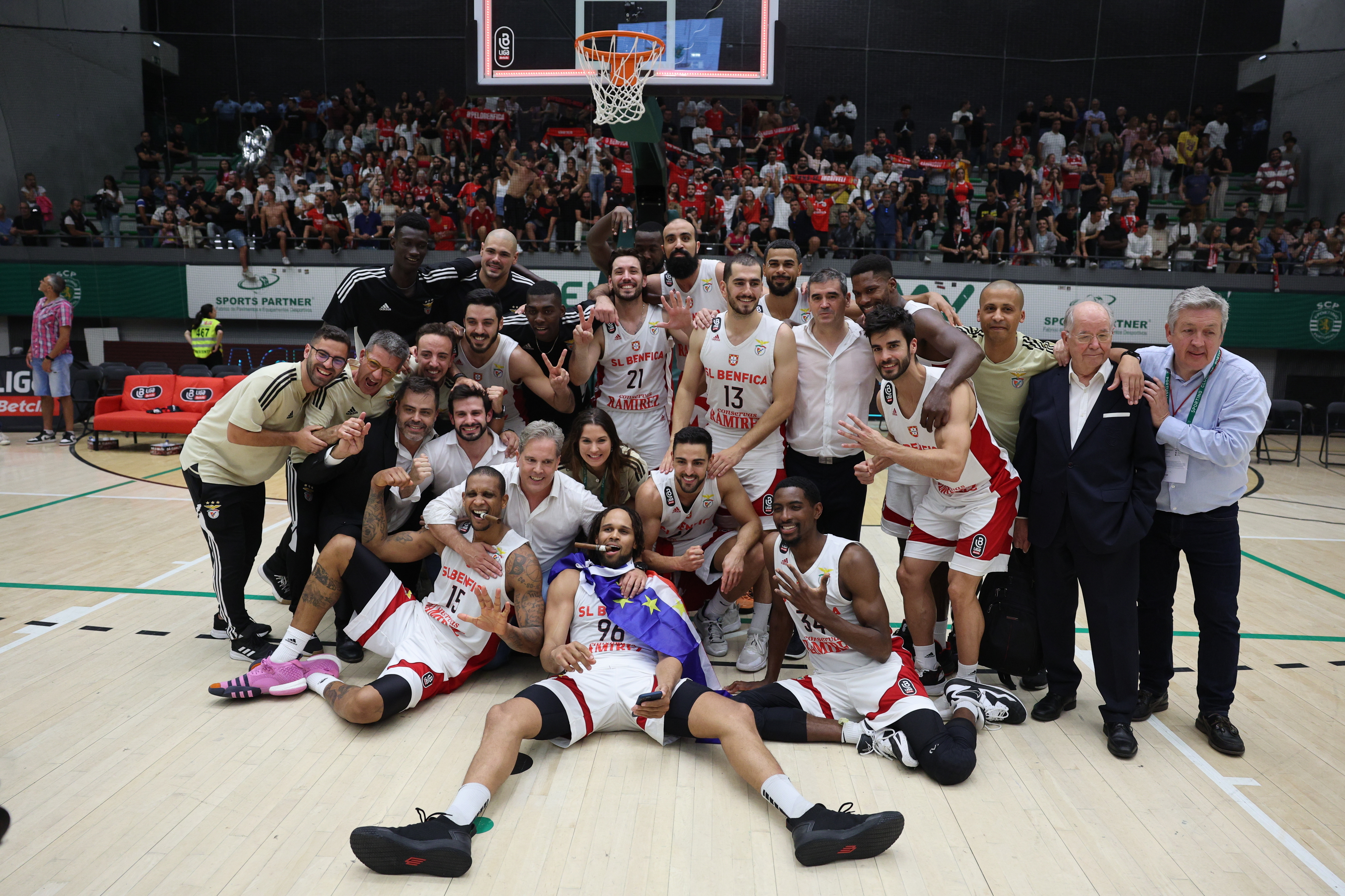 A BOLA - #abola Basquetebol 🏀 Benfica sagra-se bicampeão nacional de  basquetebol feminino ! 🏆🏆 O Benfica venceu hoje a União Sportiva por  73-70 no jogo 3 da final. Jogo transmitido em