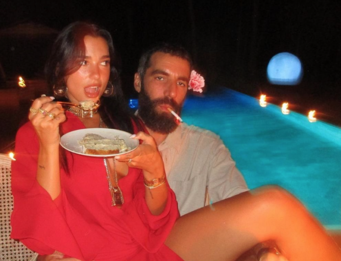 Namoro entre Dua Lipa e cineasta francês chegou ao fim. Cantora quer focar-se na música