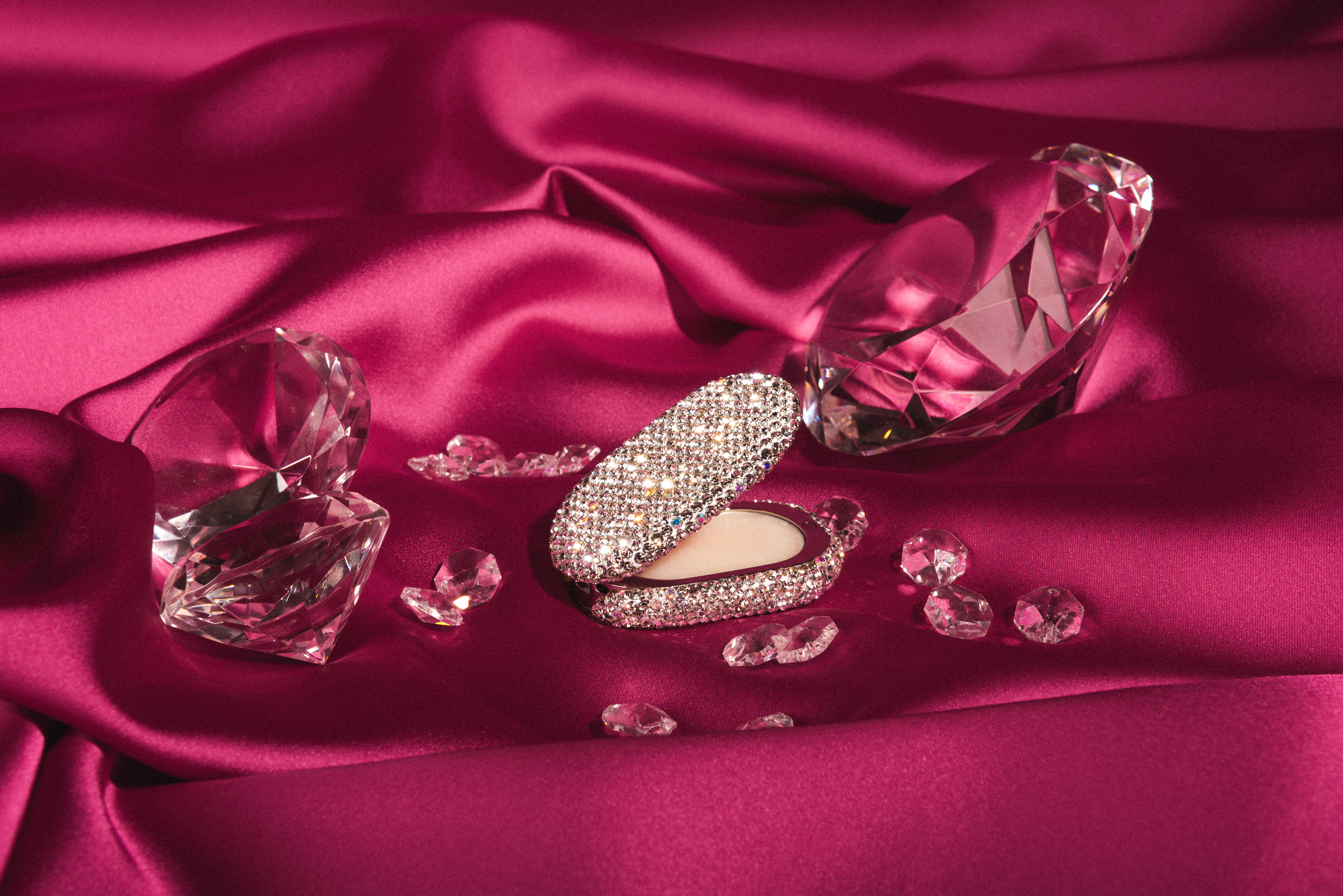 Next Memory — Crystal Edition. O novo perfume sólido de luxo traz aromas a pastel de nata (e muitos brilhos)