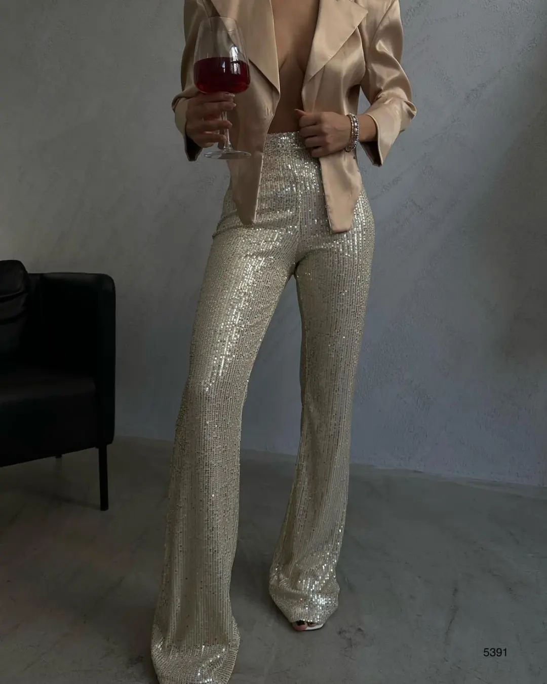 Calças de lantejoulas não são só para as festas. Espreite opções (desde 29,99€) para looks de dia e noite