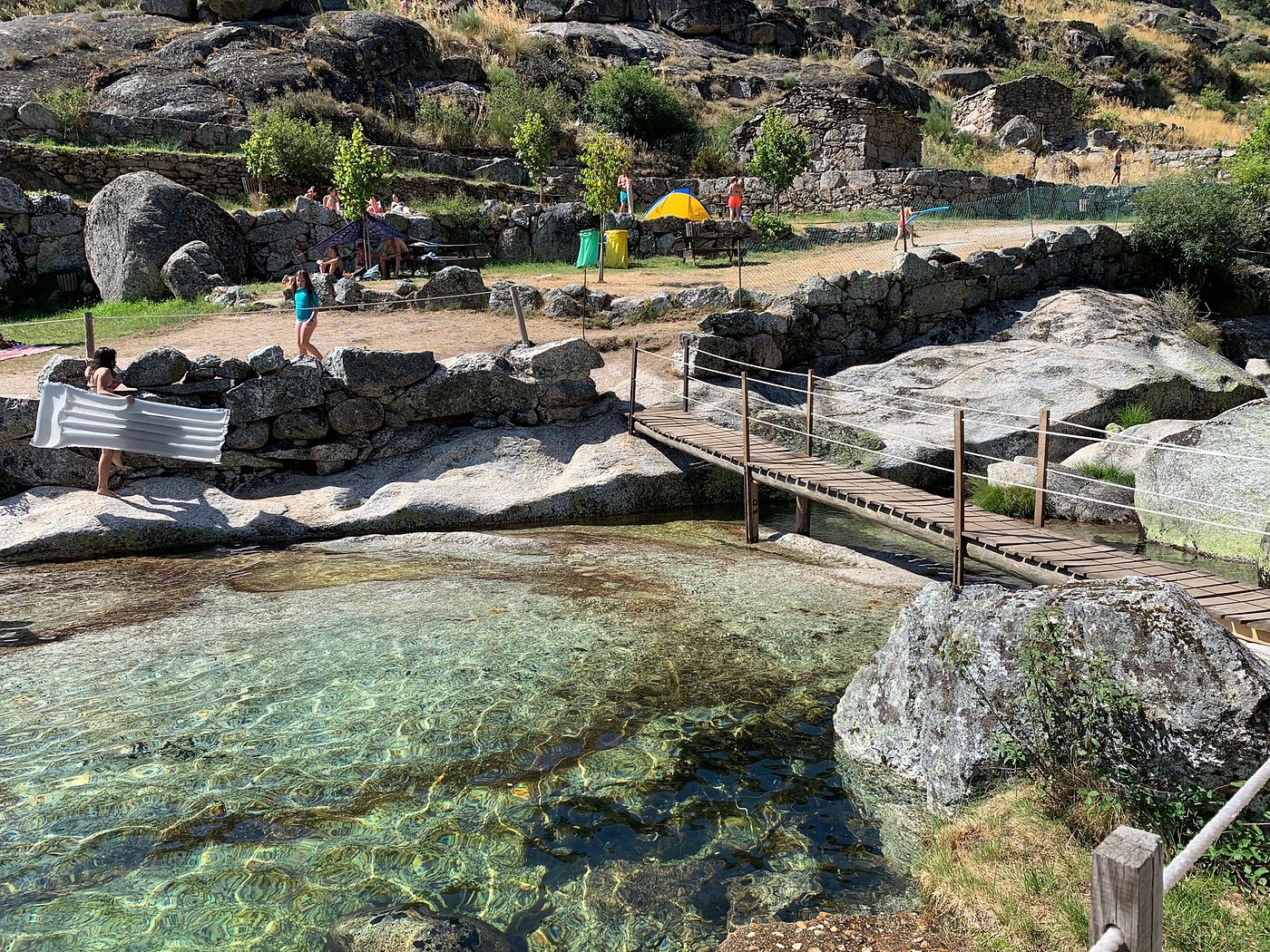 Este paraíso fica no meio Serra da Estrela, mas é ideal para uma escapadinha de verão
