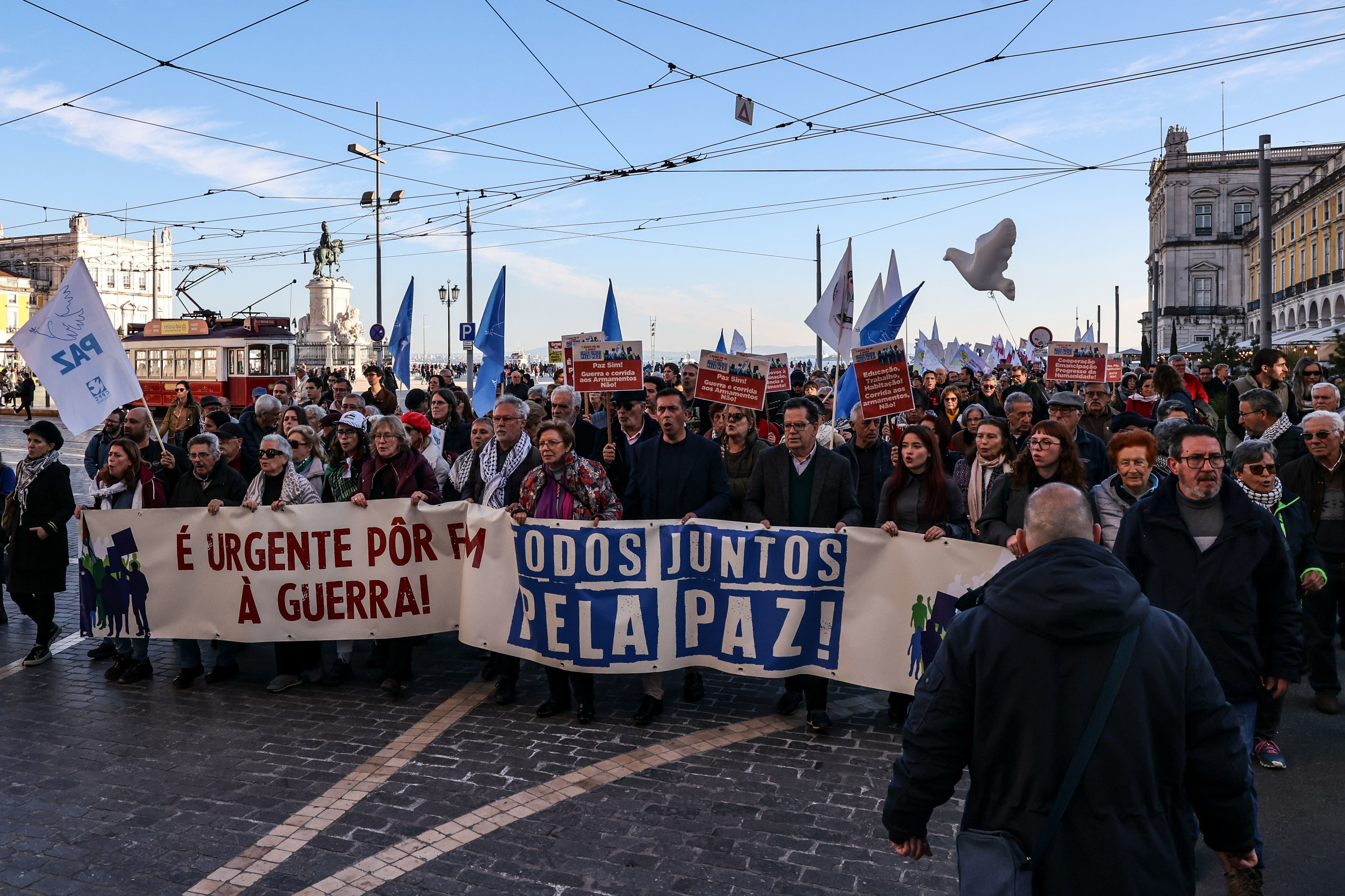 Manifestação nacional "Todos juntos pela Paz!" junta milhares de pessoas em Lisboa - organização