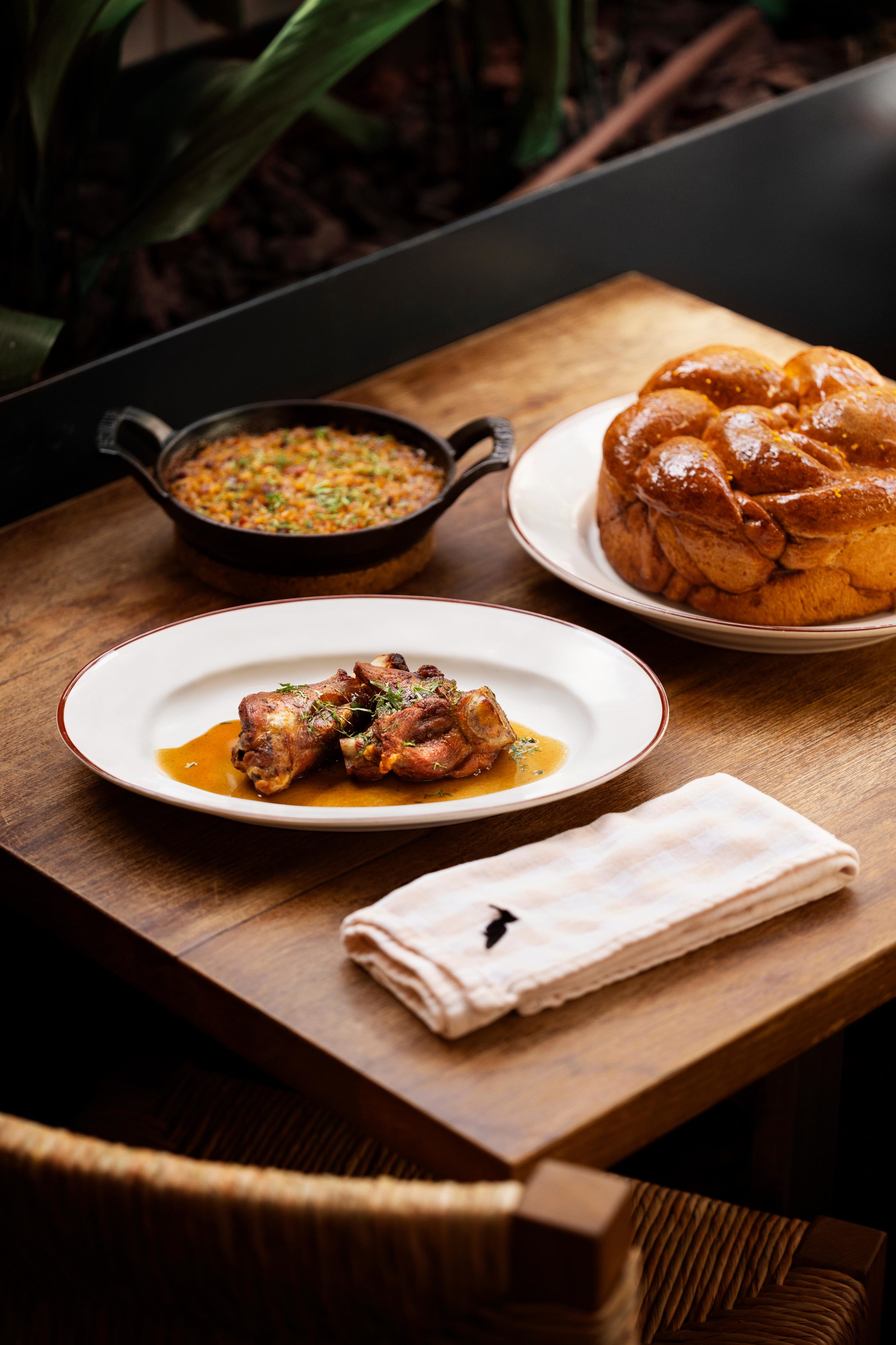 Nesta Páscoa, faça um brilharete lá em casa com o cabrito assado e o folar do Pica-Pau