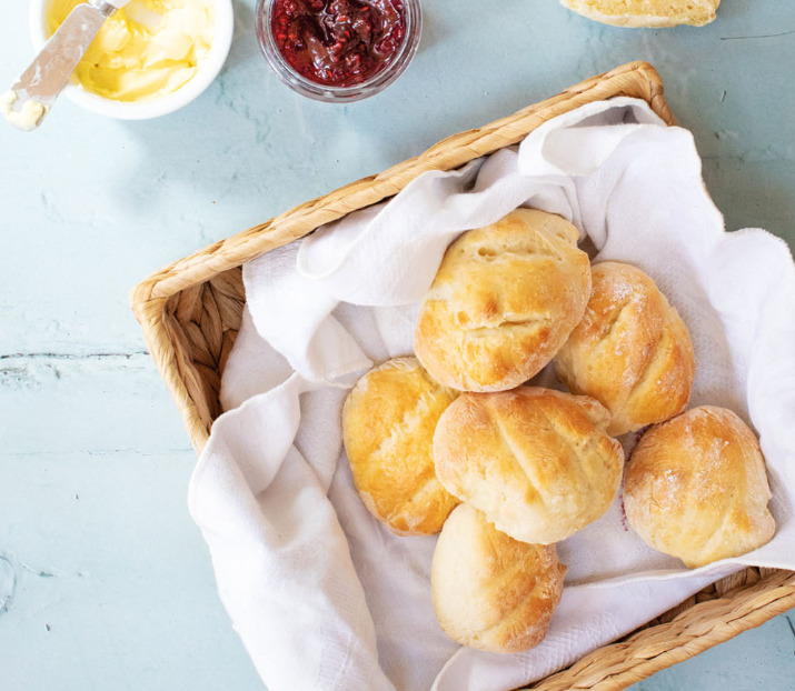 Já pode fazer pão em casa sem usar fermento (que continua esgotado). Esta receita só tem 2 ingredientes